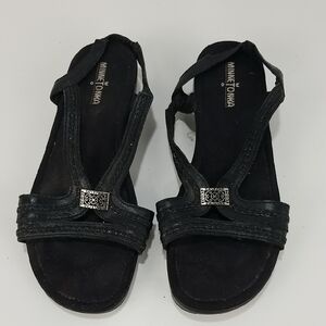 Minnetonka Women's Black Sandals